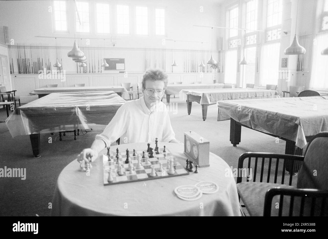 Schachturnier in der Gesellschaft, 23. 05. 1992, Whizgle Dutch News: Historical Images Tailored for the Future. Erkunden Sie die Vergangenheit der Niederlande mit modernen Perspektiven durch Bilder von niederländischen Agenturen. Verbinden der Ereignisse von gestern mit den Erkenntnissen von morgen. Begeben Sie sich auf eine zeitlose Reise mit Geschichten, die unsere Zukunft prägen. Stockfoto