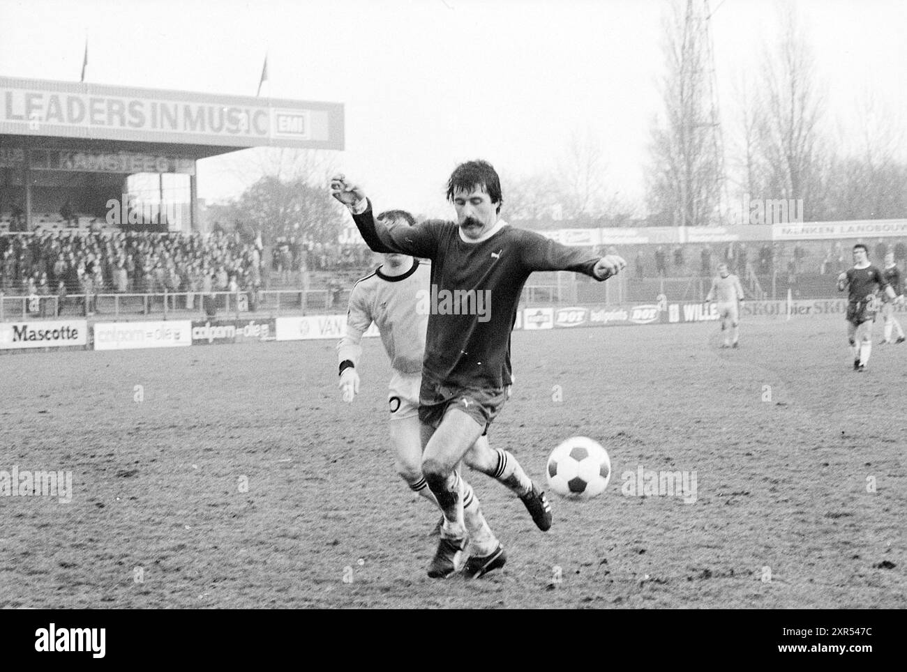 Fußball: Haarlem-FC Twente (1-2), Haarlem, Niederlande, 13-02-1977, Whizgle Dutch News: Historische Bilder zugeschnitten auf die Zukunft. Erkunden Sie die Vergangenheit der Niederlande mit modernen Perspektiven durch Bilder von niederländischen Agenturen. Verbinden der Ereignisse von gestern mit den Erkenntnissen von morgen. Begeben Sie sich auf eine zeitlose Reise mit Geschichten, die unsere Zukunft prägen. Stockfoto