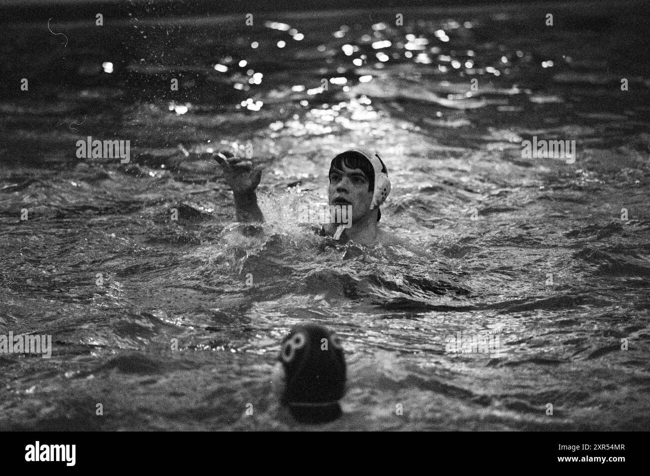 VZV - HAM, Water Polo, 08-02-1981, Whizgle Dutch News: Historische Bilder für die Zukunft. Erkunden Sie die Vergangenheit der Niederlande mit modernen Perspektiven durch Bilder von niederländischen Agenturen. Verbinden der Ereignisse von gestern mit den Erkenntnissen von morgen. Begeben Sie sich auf eine zeitlose Reise mit Geschichten, die unsere Zukunft prägen. Stockfoto