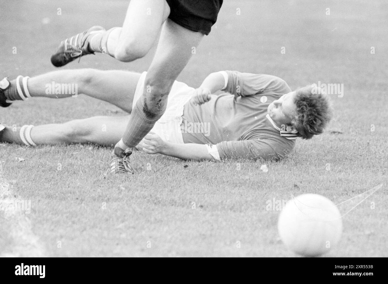 Fußballturnier der Telegrafen Velsen North, Football, 30-09-1983, Whizgle Dutch News: Historische Bilder zugeschnitten auf die Zukunft. Erkunden Sie die Vergangenheit der Niederlande mit modernen Perspektiven durch Bilder von niederländischen Agenturen. Verbinden der Ereignisse von gestern mit den Erkenntnissen von morgen. Begeben Sie sich auf eine zeitlose Reise mit Geschichten, die unsere Zukunft prägen. Stockfoto