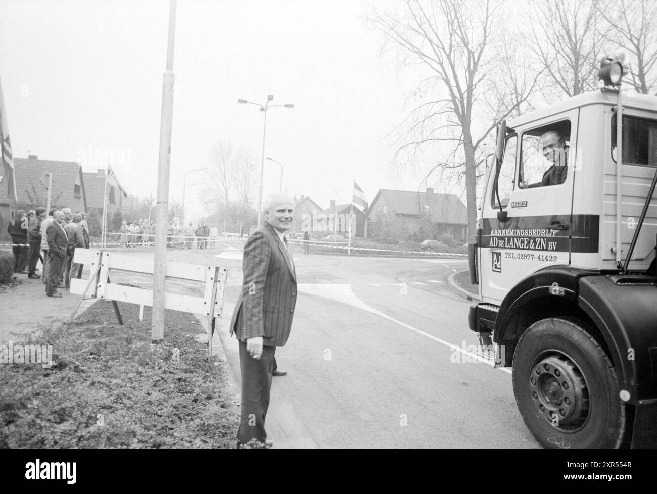 Eröffnung des Kreisverkehrs durch Stadtrat Auer Rijsenhout, Eröffnung, Eröffnung, Inbetriebnahme, Rijsenhout, 08-11-1987, Whizgle Dutch News: Historical Images Tailored for the Future. Erkunden Sie die Vergangenheit der Niederlande mit modernen Perspektiven durch Bilder von niederländischen Agenturen. Verbinden der Ereignisse von gestern mit den Erkenntnissen von morgen. Begeben Sie sich auf eine zeitlose Reise mit Geschichten, die unsere Zukunft prägen. Stockfoto