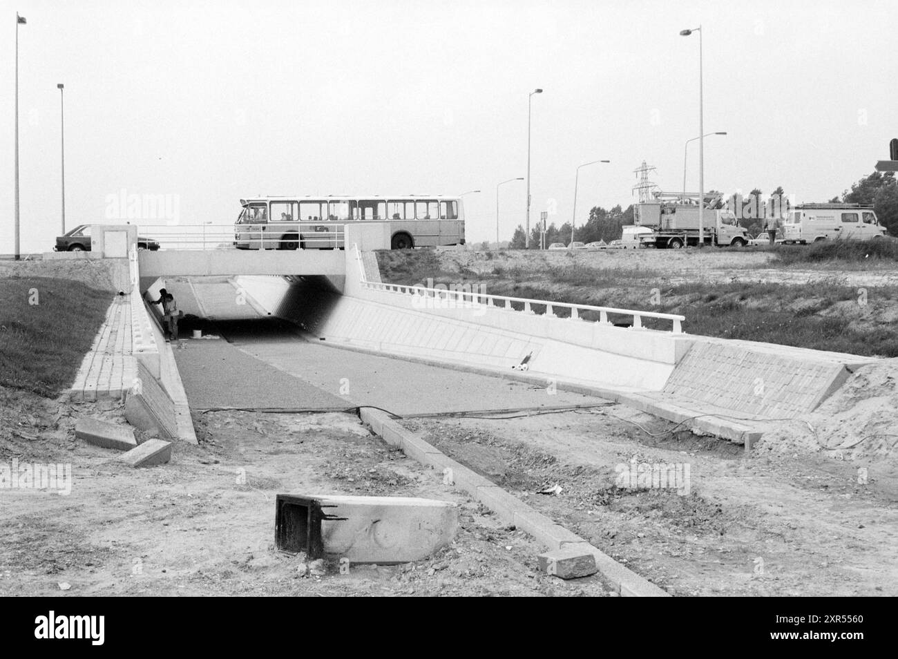 Neues Viadukt für Radfahrer Hoofddorp., Straßen, Straßenbau, Straßenbau, Hoofddorp, the Netherlands, 12-08-1987, Whizgle Dutch News: historische Bilder für die Zukunft. Erkunden Sie die Vergangenheit der Niederlande mit modernen Perspektiven durch Bilder von niederländischen Agenturen. Verbinden der Ereignisse von gestern mit den Erkenntnissen von morgen. Begeben Sie sich auf eine zeitlose Reise mit Geschichten, die unsere Zukunft prägen. Stockfoto