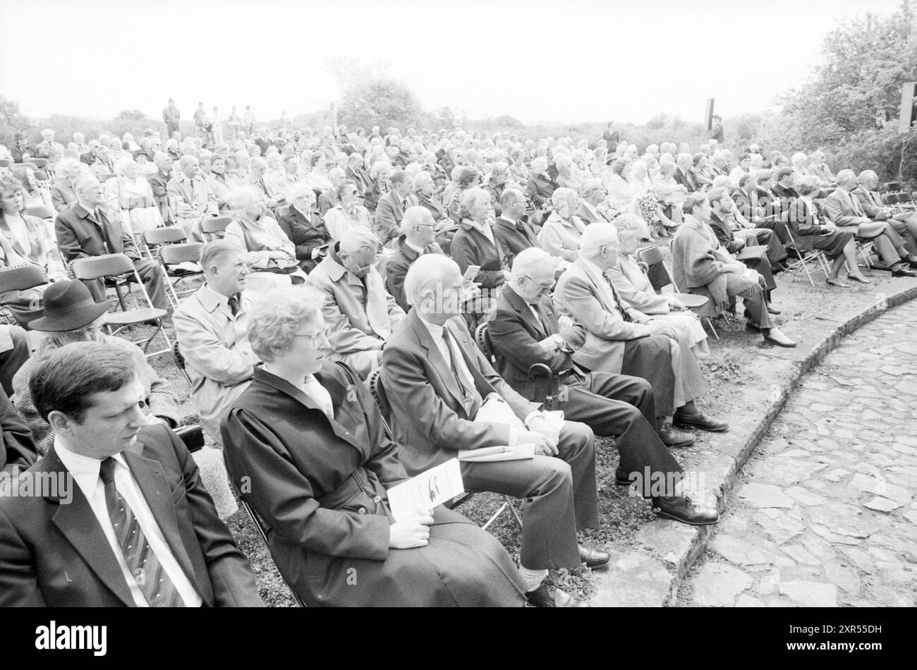 Ehemaliger politischer Gefangener mit Korthals Altes, Ehrenfriedhof, Ehrenfriedhof, Overveen, 10-05-1988, Whizgle Dutch News: historische Bilder für die Zukunft. Erkunden Sie die Vergangenheit der Niederlande mit modernen Perspektiven durch Bilder von niederländischen Agenturen. Verbinden der Ereignisse von gestern mit den Erkenntnissen von morgen. Begeben Sie sich auf eine zeitlose Reise mit Geschichten, die unsere Zukunft prägen. Stockfoto