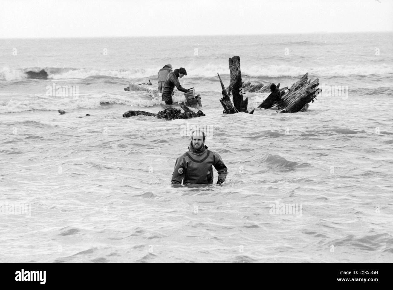 Forschungsschiffbruch, Strand von Zandvoort, Wracks, Zandvoort, 16-04-1986, Whizgle Dutch News: historische Bilder für die Zukunft. Erkunden Sie die Vergangenheit der Niederlande mit modernen Perspektiven durch Bilder von niederländischen Agenturen. Verbinden der Ereignisse von gestern mit den Erkenntnissen von morgen. Begeben Sie sich auf eine zeitlose Reise mit Geschichten, die unsere Zukunft prägen. Stockfoto