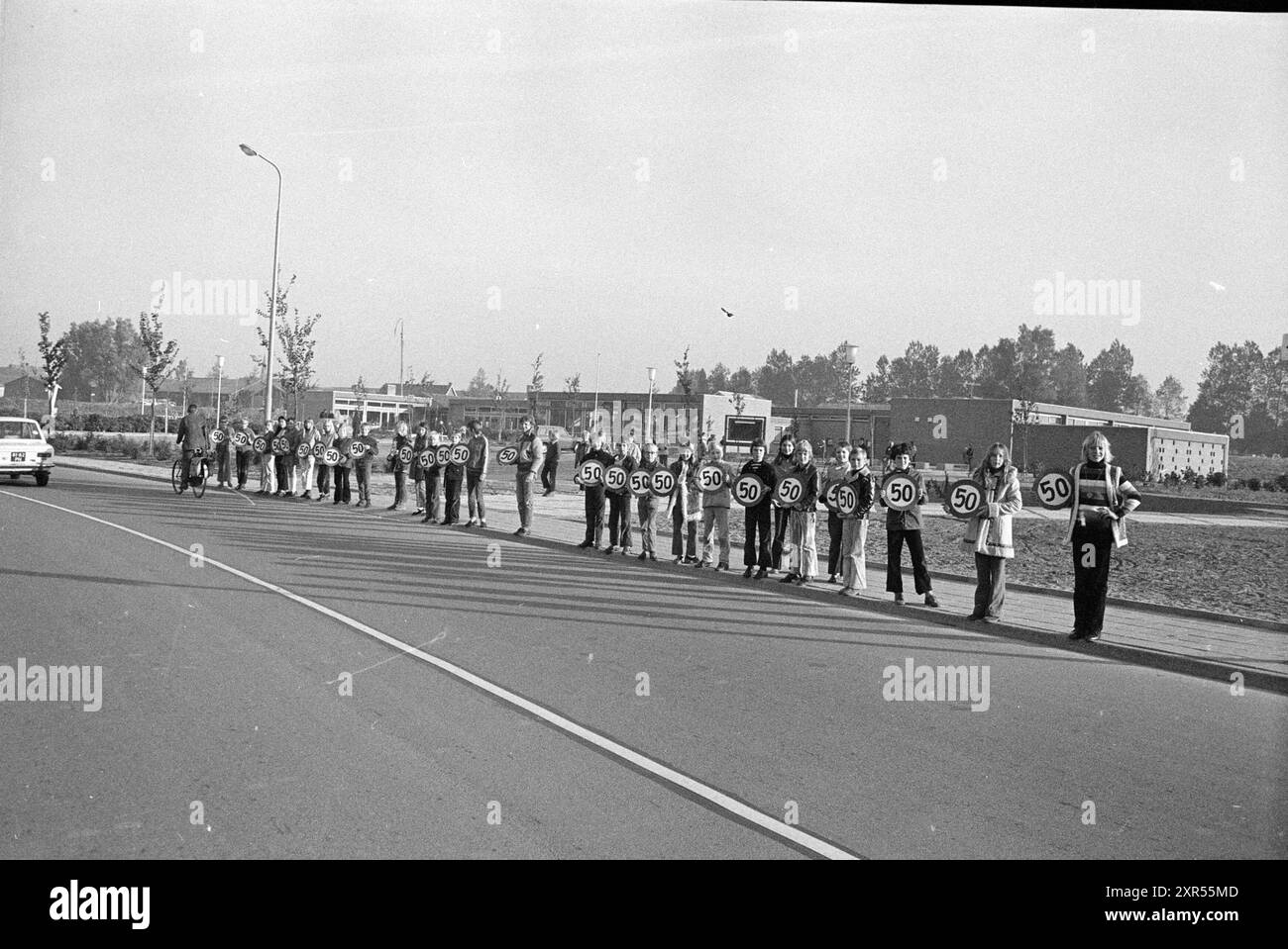 Demonstration von Kindern, die 50 km vor einer Schule für Autos fahren, Whizgle Dutch News: Historische Bilder für die Zukunft. Erkunden Sie die Vergangenheit der Niederlande mit modernen Perspektiven durch Bilder von niederländischen Agenturen. Verbinden der Ereignisse von gestern mit den Erkenntnissen von morgen. Begeben Sie sich auf eine zeitlose Reise mit Geschichten, die unsere Zukunft prägen. Stockfoto