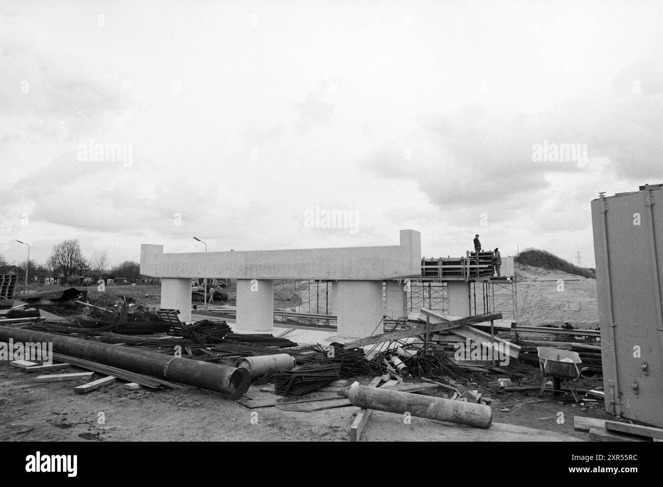 Bau der Brücke S 20 in Hillegom, Hillegom, 16-11-1994, Whizgle Dutch News: Historische Bilder für die Zukunft. Erkunden Sie die Vergangenheit der Niederlande mit modernen Perspektiven durch Bilder von niederländischen Agenturen. Verbinden der Ereignisse von gestern mit den Erkenntnissen von morgen. Begeben Sie sich auf eine zeitlose Reise mit Geschichten, die unsere Zukunft prägen. Stockfoto