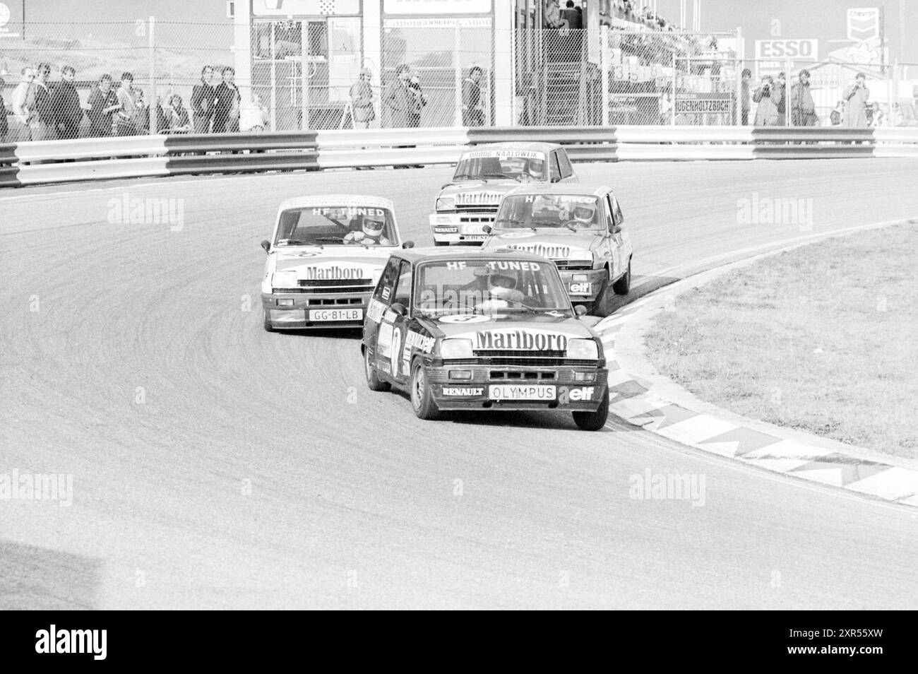 Autorennen auf der Rennstrecke von Zandvoort, Zandvoort, Whizgle Dutch News: Historische Bilder für die Zukunft. Erkunden Sie die Vergangenheit der Niederlande mit modernen Perspektiven durch Bilder von niederländischen Agenturen. Verbinden der Ereignisse von gestern mit den Erkenntnissen von morgen. Begeben Sie sich auf eine zeitlose Reise mit Geschichten, die unsere Zukunft prägen. Stockfoto