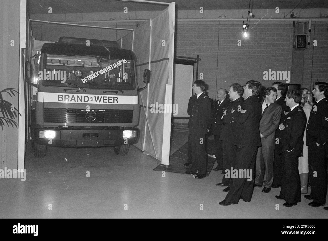 Neuer Feuerwehrwagen, B'wijk, Feuer, Feuerwehr, Beverwijk, the Netherlands, 22-01-1985, Whizgle Dutch News: Historical Images Tailored for the Future. Erkunden Sie die Vergangenheit der Niederlande mit modernen Perspektiven durch Bilder von niederländischen Agenturen. Verbinden der Ereignisse von gestern mit den Erkenntnissen von morgen. Begeben Sie sich auf eine zeitlose Reise mit Geschichten, die unsere Zukunft prägen. Stockfoto