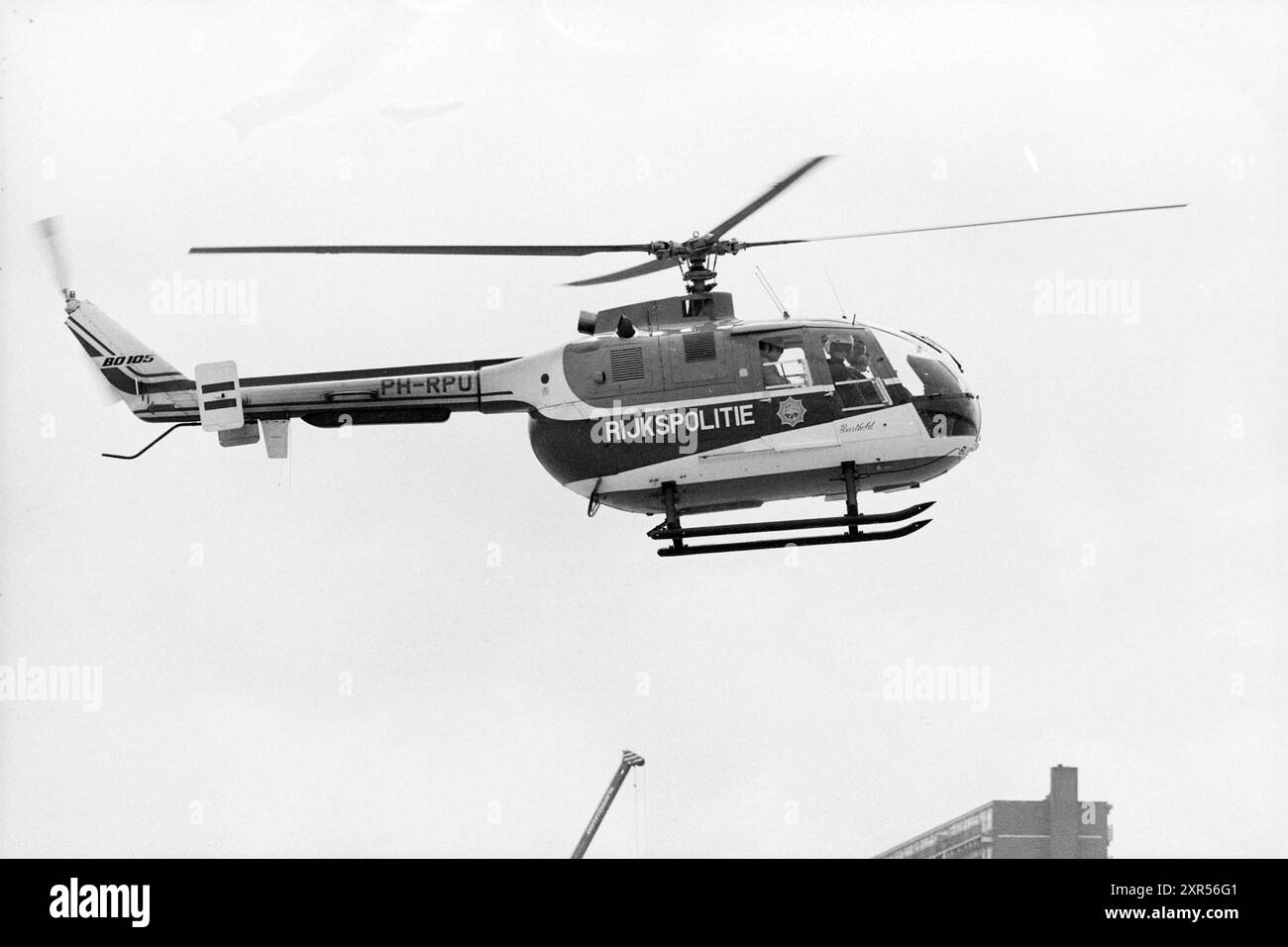 General State Police, Ijmuiden, IJmuiden, Niederlande, 10-07-1990, Whizgle Dutch News: historische Bilder für die Zukunft. Erkunden Sie die Vergangenheit der Niederlande mit modernen Perspektiven durch Bilder von niederländischen Agenturen. Verbinden der Ereignisse von gestern mit den Erkenntnissen von morgen. Begeben Sie sich auf eine zeitlose Reise mit Geschichten, die unsere Zukunft prägen. Stockfoto