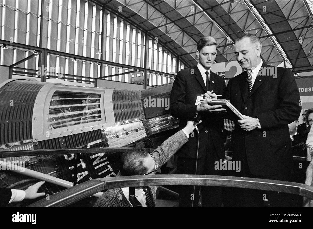 Vizepräsident Lyndon B. Johnson bei der R.A.I., Exhibitions, Amsterdam, Europaplein, Niederlande, 11.07.1963, Whizgle Dutch News: Historical Images Tailored for the Future. Erkunden Sie die Vergangenheit der Niederlande mit modernen Perspektiven durch Bilder von niederländischen Agenturen. Verbinden der Ereignisse von gestern mit den Erkenntnissen von morgen. Begeben Sie sich auf eine zeitlose Reise mit Geschichten, die unsere Zukunft prägen. Stockfoto