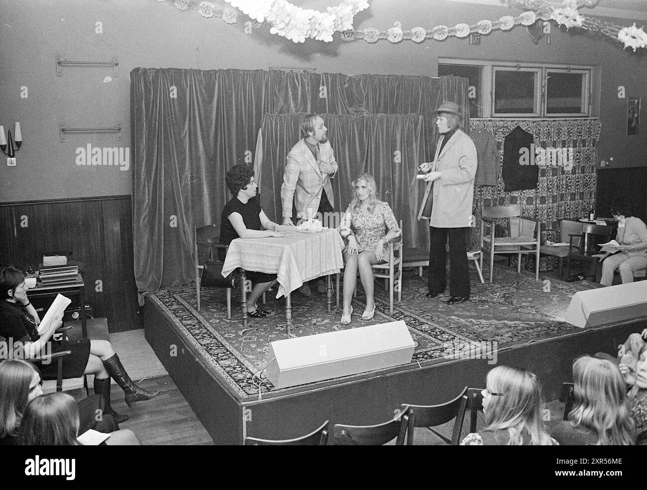 Play New Life, Theater, 19-02-1972, Whizgle Dutch News: Historical Images Tailored for the Future. Erkunden Sie die Vergangenheit der Niederlande mit modernen Perspektiven durch Bilder von niederländischen Agenturen. Verbinden der Ereignisse von gestern mit den Erkenntnissen von morgen. Begeben Sie sich auf eine zeitlose Reise mit Geschichten, die unsere Zukunft prägen. Stockfoto