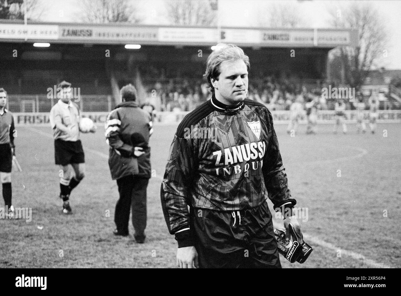 Football, Haarlem - The Hague, 15-11-1997, Whizgle Dutch News: Historische Bilder zugeschnitten auf die Zukunft. Erkunden Sie die Vergangenheit der Niederlande mit modernen Perspektiven durch Bilder von niederländischen Agenturen. Verbinden der Ereignisse von gestern mit den Erkenntnissen von morgen. Begeben Sie sich auf eine zeitlose Reise mit Geschichten, die unsere Zukunft prägen. Stockfoto