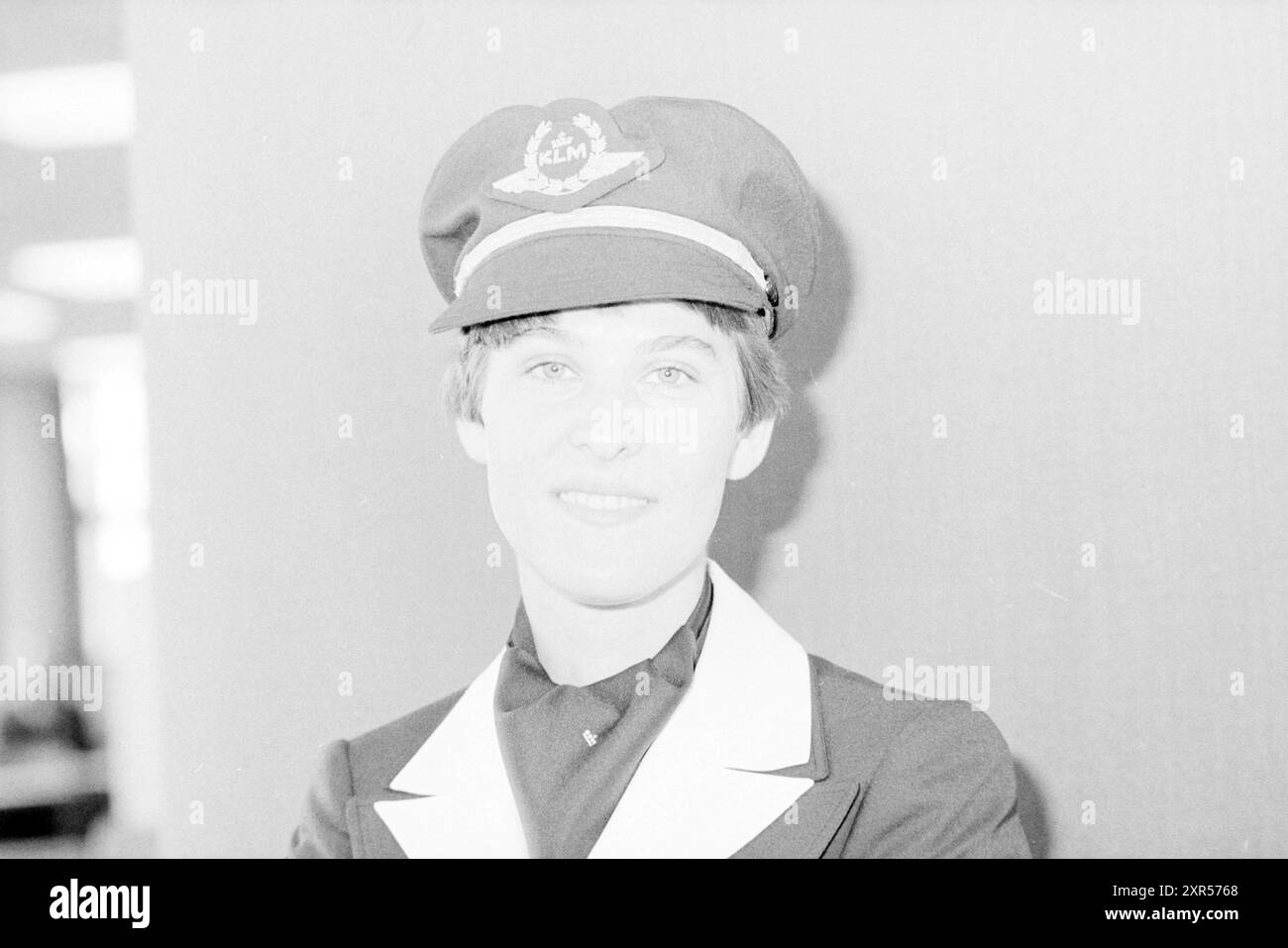 Porträt von Marie-Louise Verkalk, der ersten weiblichen Pilotin der KLM, in Uniform, Whizgle Dutch News: Historical Images Tailored for the Future. Erkunden Sie die Vergangenheit der Niederlande mit modernen Perspektiven durch Bilder von niederländischen Agenturen. Verbinden der Ereignisse von gestern mit den Erkenntnissen von morgen. Begeben Sie sich auf eine zeitlose Reise mit Geschichten, die unsere Zukunft prägen. Stockfoto