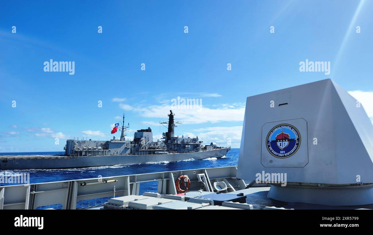 Indonesische Marine und chilenisches Kriegsschiff segeln zusammen vor der Photoex-Übung. 29 Nationen, 40 Überlandschiffe, drei U-Boote, 14 nationale Landstreitkräfte, mehr als 150 Flugzeuge und 25.000 Mitarbeiter nehmen vom 27. Juni bis 1. August an der RIMPAC Teil. RIMPAC ist die weltweit größte internationale Übung im Seeverkehr und bietet eine einzigartige Schulungsmöglichkeit. Gleichzeitig werden kooperative Beziehungen zwischen den Teilnehmern gefördert und aufrechterhalten, die für die Sicherheit der Seeschiffe und die Sicherheit auf den Weltmeeren von entscheidender Bedeutung sind. RIMPAC 2024 ist die 29. Übung in der Reihe t Stockfoto