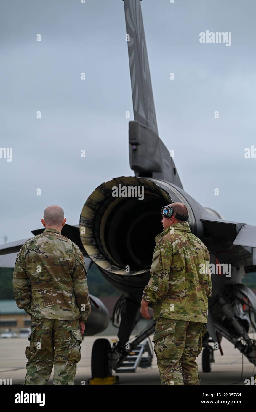 Ein Airmen, der dem 180th Fighter Wing (rechts) zugewiesen wurde, führt am 6. August 2024 während Northern Lightning eine F-16 Fighting Falcon durch, eine Übung, die ein realistisches Kampftraining für die gemeinsame Integration von Vermögenswerten bietet und die jährlich auf der Volk Field Air National Guard Base in Wisconsin stattfindet. Die Ausbildung von Flugzeugen ist von entscheidender Bedeutung, um sicherzustellen, dass die Luftwaffe in der Lage ist, den Bedarf an Kriegskämpfen jetzt und in Zukunft zu decken. (Foto der U.S. Air National Guard von Senior Airman Colin Simpson) Stockfoto