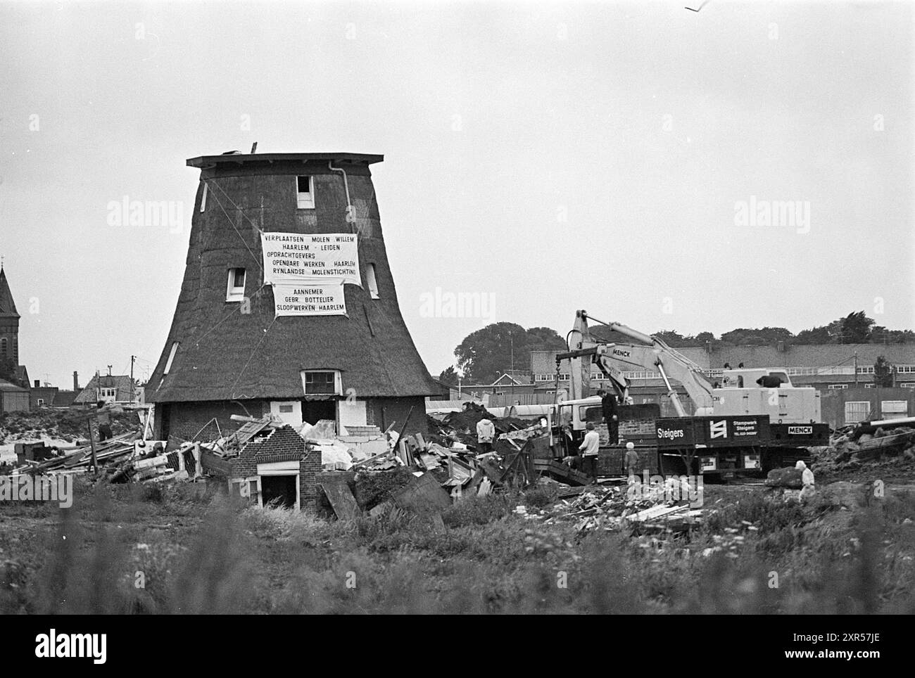 Mill 'Willem' in the Waarderpolder is be be moving', Mills, 01-08-1974, Whizgle Dutch News: Historische Bilder zugeschnitten auf die Zukunft. Erkunden Sie die Vergangenheit der Niederlande mit modernen Perspektiven durch Bilder von niederländischen Agenturen. Verbinden der Ereignisse von gestern mit den Erkenntnissen von morgen. Begeben Sie sich auf eine zeitlose Reise mit Geschichten, die unsere Zukunft prägen. Stockfoto