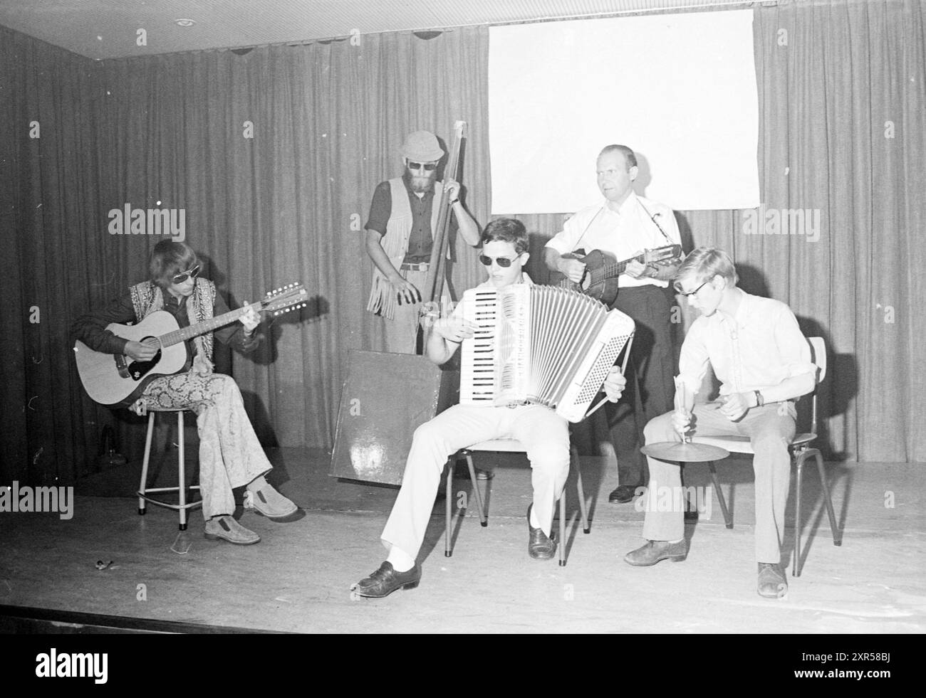 Diplomas and Party Abendpapierfachschule, Partys, Schulen, 09-06-1970, Whizgle Dutch News: Historische Bilder zugeschnitten auf die Zukunft. Erkunden Sie die Vergangenheit der Niederlande mit modernen Perspektiven durch Bilder von niederländischen Agenturen. Verbinden der Ereignisse von gestern mit den Erkenntnissen von morgen. Begeben Sie sich auf eine zeitlose Reise mit Geschichten, die unsere Zukunft prägen. Stockfoto