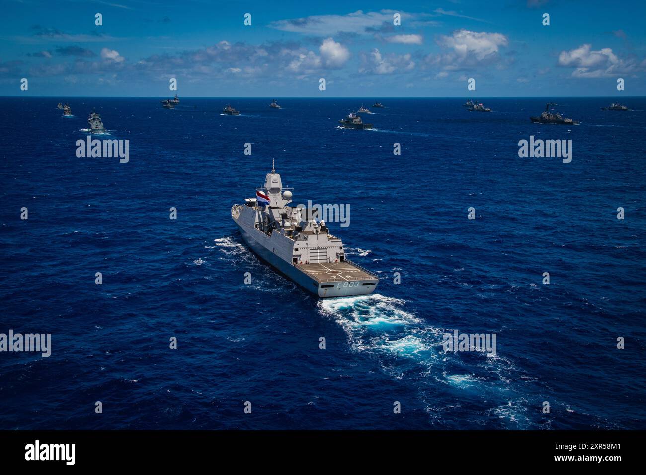 Die Fregatte der Provininciën-Klasse HNLMS Tromp (F803) der Royal Netherlands Navy de Zeven befindet sich während der Phase der Übung Rim of the Pacific (RIMPAC) 2024 in Formation. 29 Nationen, 40 Überlandschiffe, drei U-Boote, 14 nationale Landstreitkräfte, mehr als 150 Flugzeuge und 25.000 Mitarbeiter nehmen vom 27. Juni bis 1. August an der RIMPAC Teil. RIMPAC, die weltweit größte internationale Übung im Seeverkehr, bietet eine einzigartige Ausbildungsmöglichkeit und fördert und pflegt Kooperationsbeziehungen zwischen den Teilnehmern, die für die Sicherheit von Seeschiffen und Seeschiffen von entscheidender Bedeutung sind Stockfoto