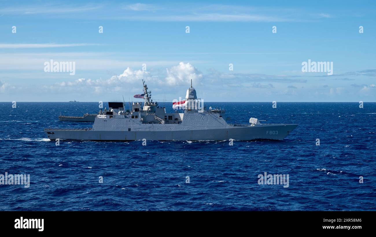 Die Royal Netherlands Navy HNLMS Tromp (F803) (Front) dampft am 22. Juli 2024 vor der Küste Hawaiis während der Übung Rim of the Pacific (RIMPAC) zusammen mit dem Lenkraketenzerstörer der Arleigh-Burke-Klasse USS Fitzgerald (DDG 62). 29 Nationen, 40 Überlandschiffe, drei U-Boote, 14 nationale Landstreitkräfte, mehr als 150 Flugzeuge und 25.000 Mitarbeiter nehmen vom 27. Juni bis 1. August an der RIMPAC Teil. RIMPAC ist die weltweit größte internationale maritime Übung und bietet eine einzigartige Schulungsmöglichkeit, während die Zusammenarbeit gefördert und aufrechterhalten wird Stockfoto