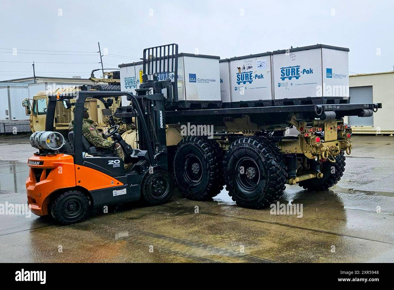 Mitglieder der 751. CSSC Task Force laden am 8. August 2024 persönliche Schutzausrüstung in ein Transportfahrzeug in einem Bereitschaftsbereich in Mullins, S.C. Die Ausrüstung, zu der auch Seile, Schwimmwesten, Sandsäcke, Taschenlampen und Toilettenartikel gehören, wird in Vorbereitung auf mögliche Überschwemmungen durch den Tropensturm Debby vorpositioniert. (Foto der Nationalgarde der US-Armee) Stockfoto