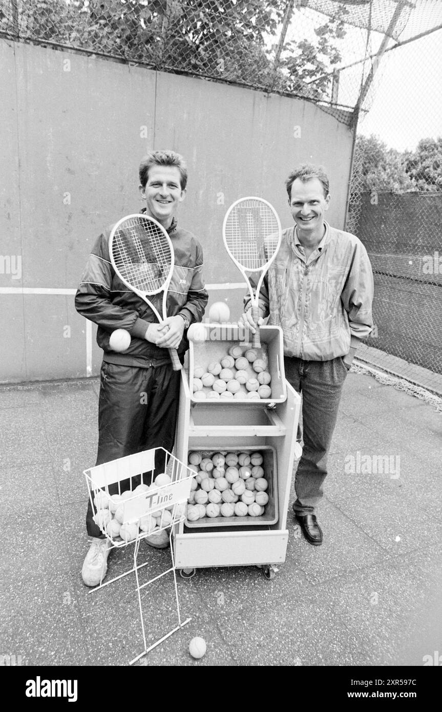Mr. Zuidam + Bouten Tennisschule Groenendaal, Tennis, 02-08-1989, Whizgle Dutch News: Historische Bilder zugeschnitten auf die Zukunft. Erkunden Sie die Vergangenheit der Niederlande mit modernen Perspektiven durch Bilder von niederländischen Agenturen. Verbinden der Ereignisse von gestern mit den Erkenntnissen von morgen. Begeben Sie sich auf eine zeitlose Reise mit Geschichten, die unsere Zukunft prägen. Stockfoto