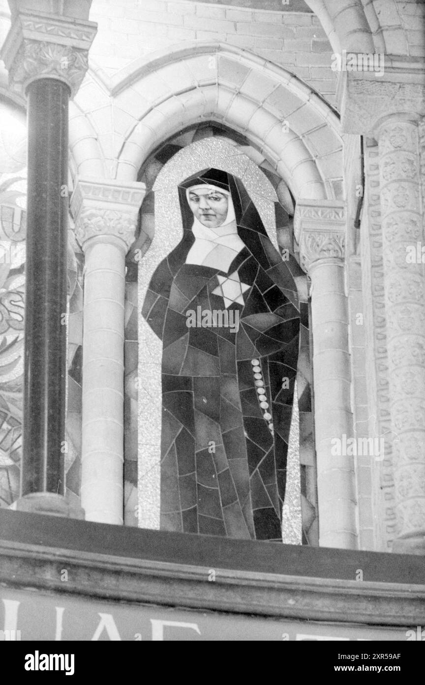 Glasscheibe Hilterman Grote oder Sint-Bavokerk, Grote Kerk, Haarlem, Grote Markt, Niederlande, 08-02-1989, Whizgle Dutch News: Historical Images Tailored for the Future. Erkunden Sie die Vergangenheit der Niederlande mit modernen Perspektiven durch Bilder von niederländischen Agenturen. Verbinden der Ereignisse von gestern mit den Erkenntnissen von morgen. Begeben Sie sich auf eine zeitlose Reise mit Geschichten, die unsere Zukunft prägen. Stockfoto