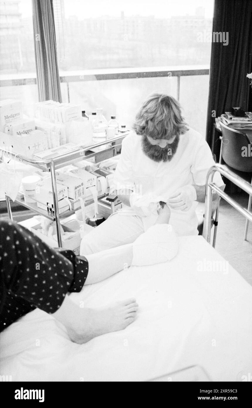 Krankenschwestern am Arbeitsplatz Elisabeth Gasthuis, Hospitals, 01-12-1981, Whizgle Dutch News: Historische Bilder für die Zukunft. Erkunden Sie die Vergangenheit der Niederlande mit modernen Perspektiven durch Bilder von niederländischen Agenturen. Verbinden der Ereignisse von gestern mit den Erkenntnissen von morgen. Begeben Sie sich auf eine zeitlose Reise mit Geschichten, die unsere Zukunft prägen. Stockfoto