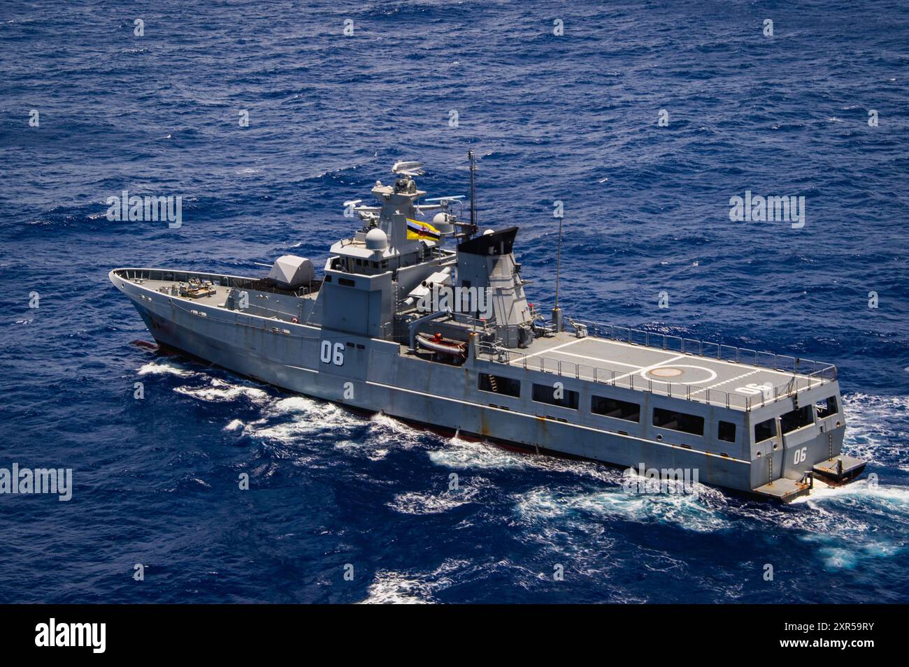 Das Offshore-Patrouillenschiff KDB Darussalam (06) der Royal Brunei-Marine Darussalam segelt während der Exercise Rim of the Pacific (RIMPAC) 2024. 29 Nationen, 40 Überlandschiffe, drei U-Boote, 14 nationale Landstreitkräfte, mehr als 150 Flugzeuge und 25.000 Mitarbeiter nehmen vom 27. Juni bis 1. August an der RIMPAC Teil. RIMPAC, die weltweit größte internationale Übung im Seeverkehr, bietet eine einzigartige Ausbildungsmöglichkeit und fördert und pflegt Kooperationsbeziehungen zwischen den Teilnehmern, die für die Sicherheit der Seeschiffe und die Sicherheit auf den Seeschiffen von entscheidender Bedeutung sind Stockfoto