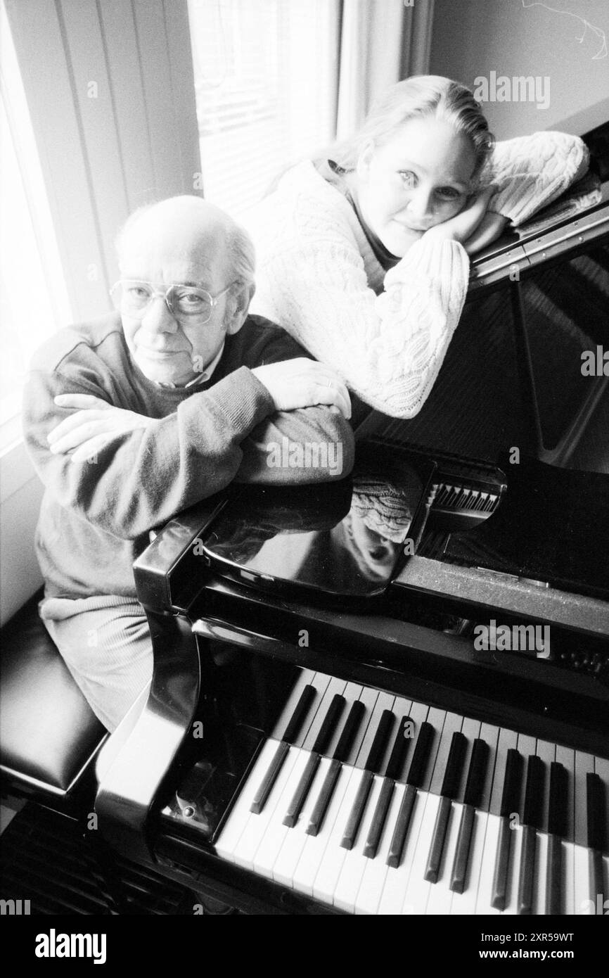 Pianist de Groot + Daughter, 11. 12. 1991, Whizgle Dutch News: Historical Images Tailored for the Future. Erkunden Sie die Vergangenheit der Niederlande mit modernen Perspektiven durch Bilder von niederländischen Agenturen. Verbinden der Ereignisse von gestern mit den Erkenntnissen von morgen. Begeben Sie sich auf eine zeitlose Reise mit Geschichten, die unsere Zukunft prägen. Stockfoto