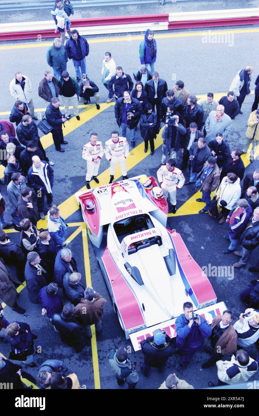 Präsentation des Rennwagens Le Mans, 11-04-2000, Whizgle Dutch News: Historische Bilder für die Zukunft. Erkunden Sie die Vergangenheit der Niederlande mit modernen Perspektiven durch Bilder von niederländischen Agenturen. Verbinden der Ereignisse von gestern mit den Erkenntnissen von morgen. Begeben Sie sich auf eine zeitlose Reise mit Geschichten, die unsere Zukunft prägen. Stockfoto