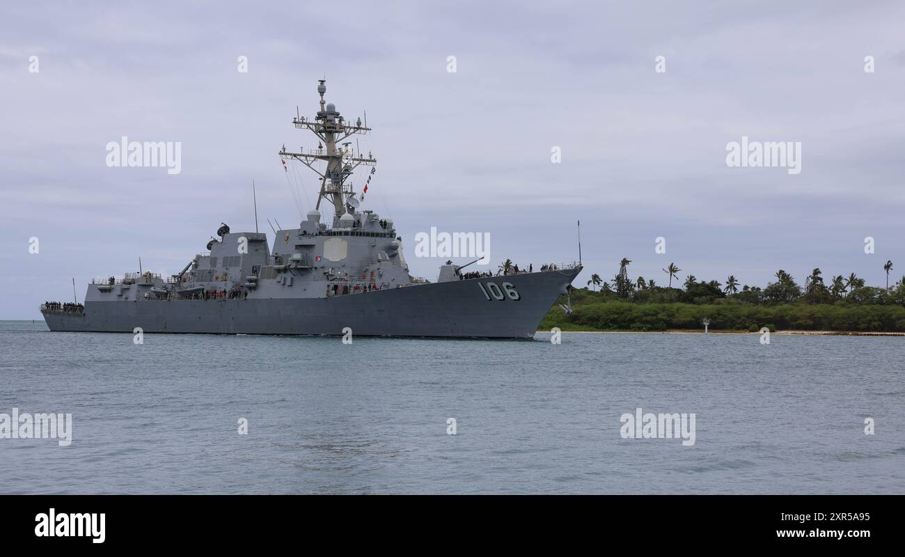 Der Arleigh-Burke-Klasse-Raketenzerstörer USS Stockade (DDG 106) kehrt zur Joint Base Pearl Harbor-Hickam zurück, um die Übung Rim of the Pacific (RIMPAC) 2024 abzuschließen. 29 Nationen, 40 Überlandschiffe, drei U-Boote, 14 nationale Landstreitkräfte, mehr als 150 Flugzeuge und 25.000 Mitarbeiter nehmen vom 27. Juni bis 1. August an der RIMPAC Teil. RIMPAC, die weltweit größte internationale Übung im Seeverkehr, bietet eine einzigartige Schulungsmöglichkeit und fördert und pflegt kooperative Beziehungen zwischen den Teilnehmern, die für die Gewährleistung der Sicherheit von se entscheidend sind Stockfoto