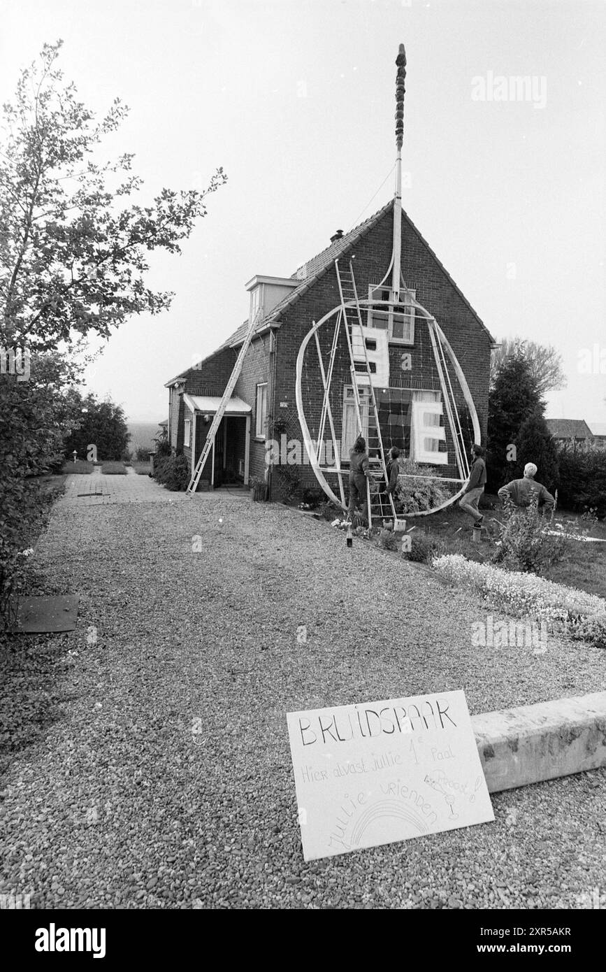Großer Tennisschläger gegen das Haus des Brautpaares, 11. 05. 1989, Whizgle Dutch News: Historische Bilder zugeschnitten auf die Zukunft. Erkunden Sie die Vergangenheit der Niederlande mit modernen Perspektiven durch Bilder von niederländischen Agenturen. Verbinden der Ereignisse von gestern mit den Erkenntnissen von morgen. Begeben Sie sich auf eine zeitlose Reise mit Geschichten, die unsere Zukunft prägen. Stockfoto