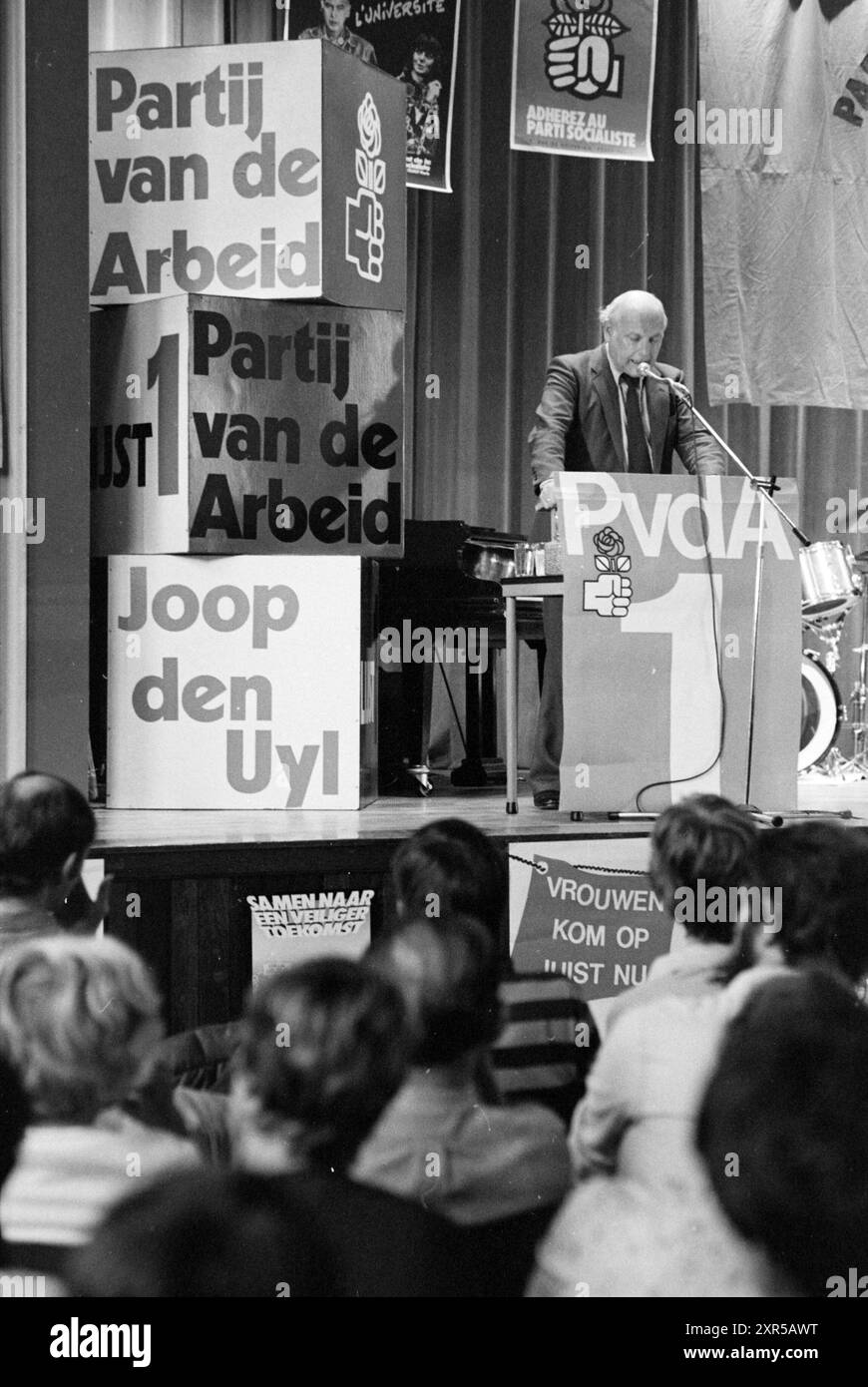 Joop den Uyl im Coornhertlyceum, Wahlen, Haarlem, Niederlande, 12-05-1981, Whizgle Dutch News: historische Bilder für die Zukunft. Erkunden Sie die Vergangenheit der Niederlande mit modernen Perspektiven durch Bilder von niederländischen Agenturen. Verbinden der Ereignisse von gestern mit den Erkenntnissen von morgen. Begeben Sie sich auf eine zeitlose Reise mit Geschichten, die unsere Zukunft prägen. Stockfoto