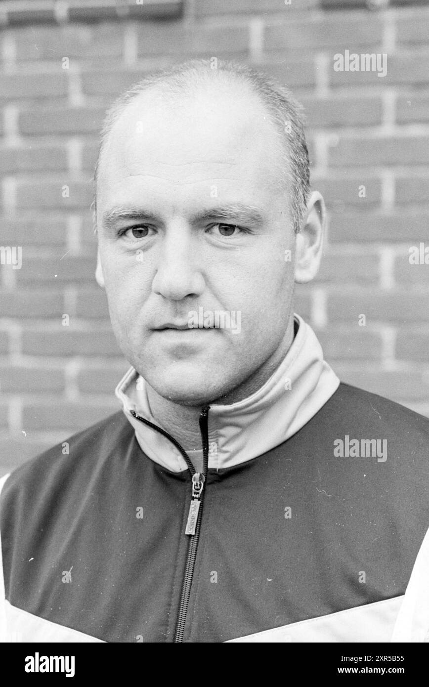 John v.d. Mark, BSM-Trainer, 12.08.1992, Whizgle Dutch News: Historical Images Tailored for the Future. Erkunden Sie die Vergangenheit der Niederlande mit modernen Perspektiven durch Bilder von niederländischen Agenturen. Verbinden der Ereignisse von gestern mit den Erkenntnissen von morgen. Begeben Sie sich auf eine zeitlose Reise mit Geschichten, die unsere Zukunft prägen. Stockfoto