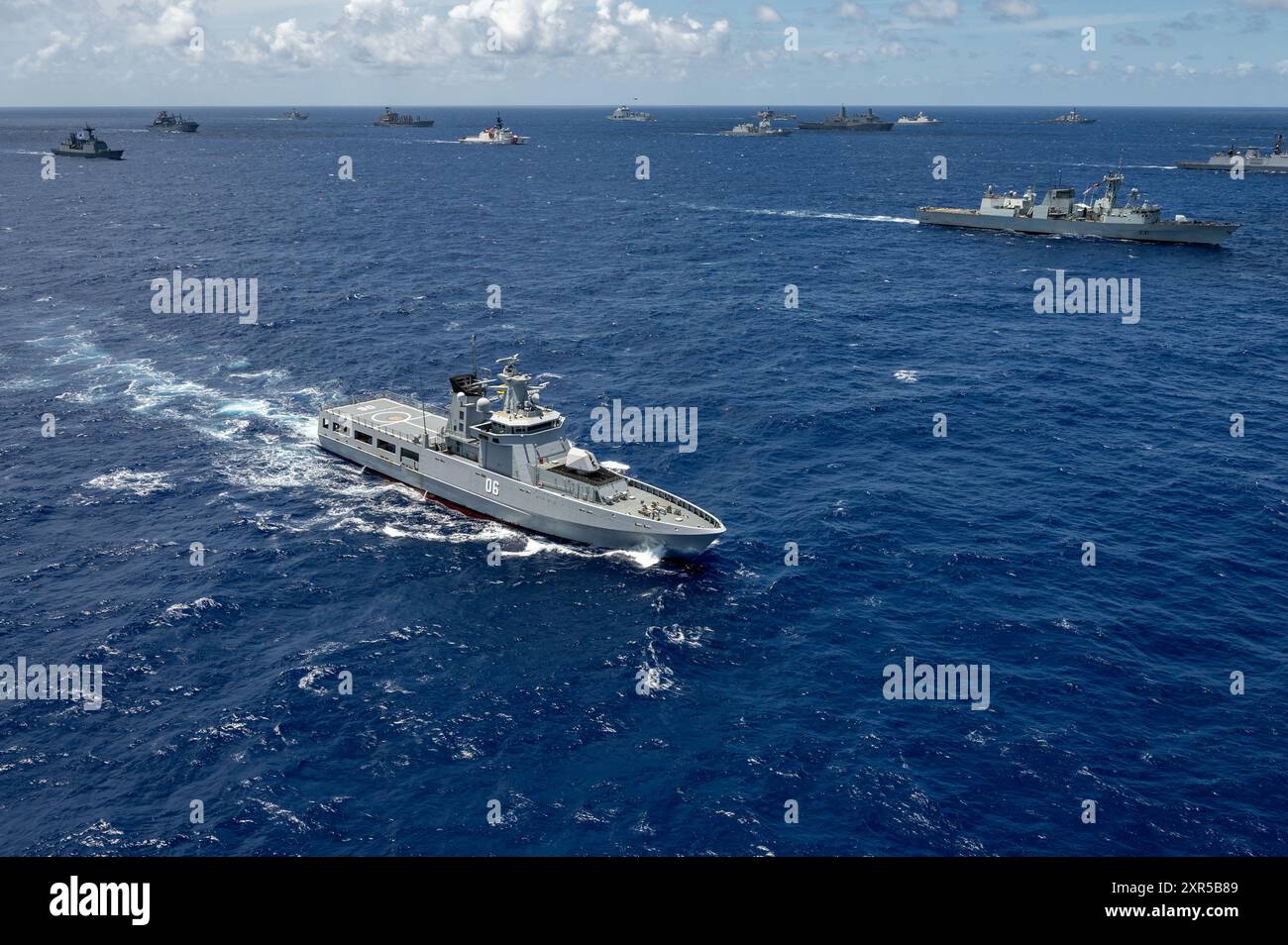 Das Offshore-Patrouillenschiff KDB Darussalam (OPV 06) der Royal Brunei Navy segelt am 22. Juli 2024 vor der Küste Hawaiis während der Übung Rim of the Pacific (RIMPAC). 29 Nationen, 40 Überlandschiffe, drei U-Boote, 14 nationale Landstreitkräfte, mehr als 150 Flugzeuge und 25.000 Mitarbeiter nehmen vom 27. Juni bis 1. August an der RIMPAC Teil. RIMPAC, die weltweit größte internationale Übung im Seeverkehr, bietet eine einzigartige Schulungsmöglichkeit und fördert und pflegt Kooperationsbeziehungen zwischen den Teilnehmern, die für die Sicherheit von Seeschiffen und Seeschiffen von entscheidender Bedeutung sind Stockfoto