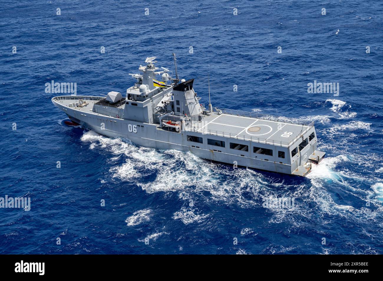 Das Offshore-Patrouillenschiff KDB Darussalam (OPV 06) der Royal Brunei Navy segelt am 22. Juli 2024 vor der Küste Hawaiis während der Übung Rim of the Pacific (RIMPAC). 29 Nationen, 40 Überlandschiffe, drei U-Boote, 14 nationale Landstreitkräfte, mehr als 150 Flugzeuge und 25.000 Mitarbeiter nehmen vom 27. Juni bis 1. August an der RIMPAC Teil. RIMPAC, die weltweit größte internationale Übung im Seeverkehr, bietet eine einzigartige Schulungsmöglichkeit und fördert und pflegt Kooperationsbeziehungen zwischen den Teilnehmern, die für die Sicherheit von Seeschiffen und Seeschiffen von entscheidender Bedeutung sind Stockfoto