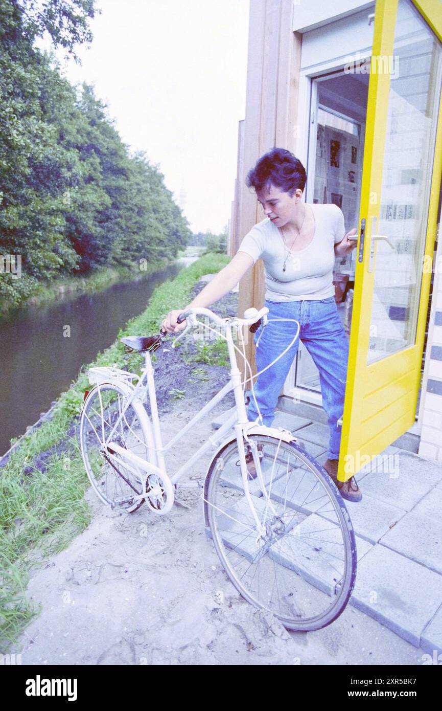 Schwierige Situation im Lagerraum des Hauses C. ten Boomstraat, Haarlem, Corrie ten Boomstraat, Niederlande, 10-09-1995, Whizgle Dutch News: historische Bilder für die Zukunft. Erkunden Sie die Vergangenheit der Niederlande mit modernen Perspektiven durch Bilder von niederländischen Agenturen. Verbinden der Ereignisse von gestern mit den Erkenntnissen von morgen. Begeben Sie sich auf eine zeitlose Reise mit Geschichten, die unsere Zukunft prägen. Stockfoto