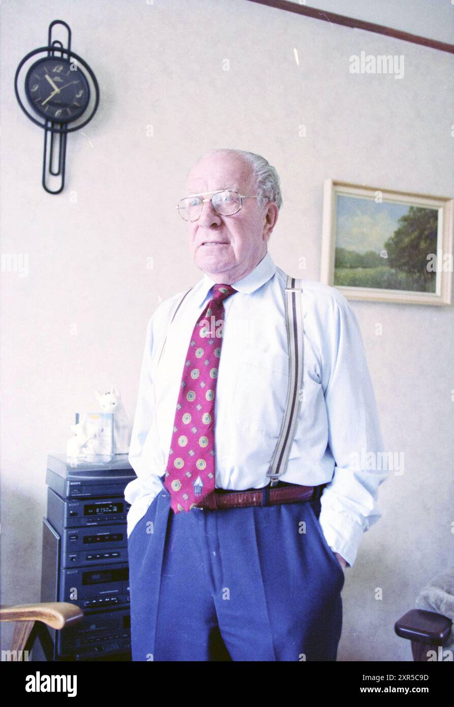 Ed Karpes, ehemaliger Fußballspieler, Haarlem, Niederlande, 06-05-1998, Whizgle Dutch News: historische Bilder für die Zukunft. Erkunden Sie die Vergangenheit der Niederlande mit modernen Perspektiven durch Bilder von niederländischen Agenturen. Verbinden der Ereignisse von gestern mit den Erkenntnissen von morgen. Begeben Sie sich auf eine zeitlose Reise mit Geschichten, die unsere Zukunft prägen. Stockfoto