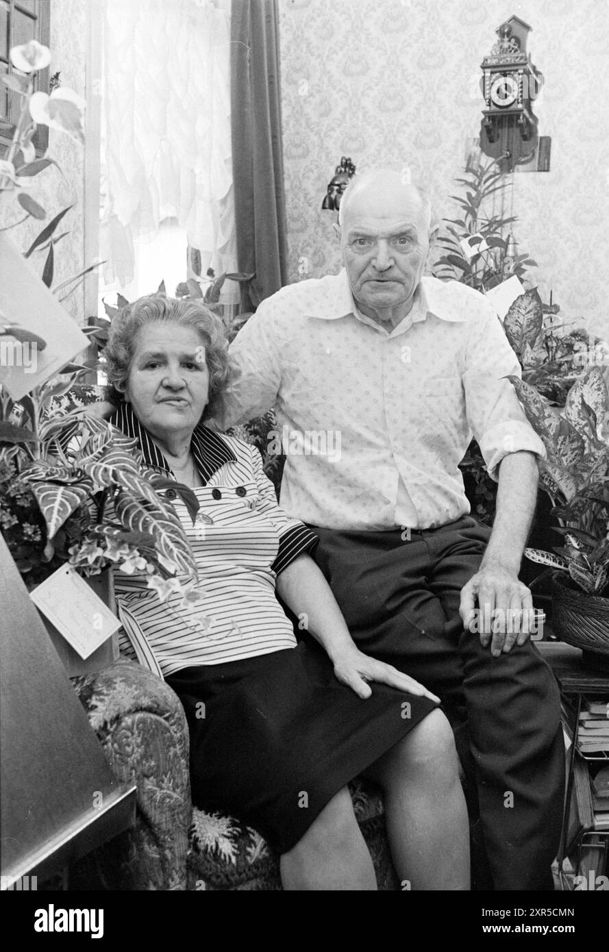 Fam vd, Putten 50 Jahre. Married, Marriage, 14-09-1977, Whizgle Dutch News: Historical Images Tailored for the Future. Erkunden Sie die Vergangenheit der Niederlande mit modernen Perspektiven durch Bilder von niederländischen Agenturen. Verbinden der Ereignisse von gestern mit den Erkenntnissen von morgen. Begeben Sie sich auf eine zeitlose Reise mit Geschichten, die unsere Zukunft prägen. Stockfoto