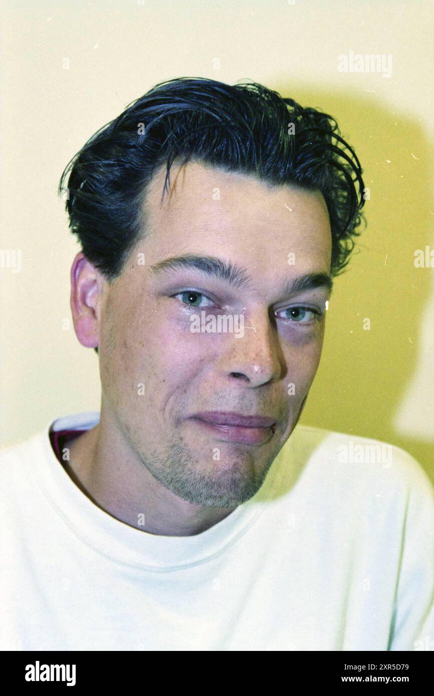 3 x Passport-Redaktion, 20.05.1998, Whizgle Dutch News: Historische Bilder für die Zukunft. Erkunden Sie die Vergangenheit der Niederlande mit modernen Perspektiven durch Bilder von niederländischen Agenturen. Verbinden der Ereignisse von gestern mit den Erkenntnissen von morgen. Begeben Sie sich auf eine zeitlose Reise mit Geschichten, die unsere Zukunft prägen. Stockfoto