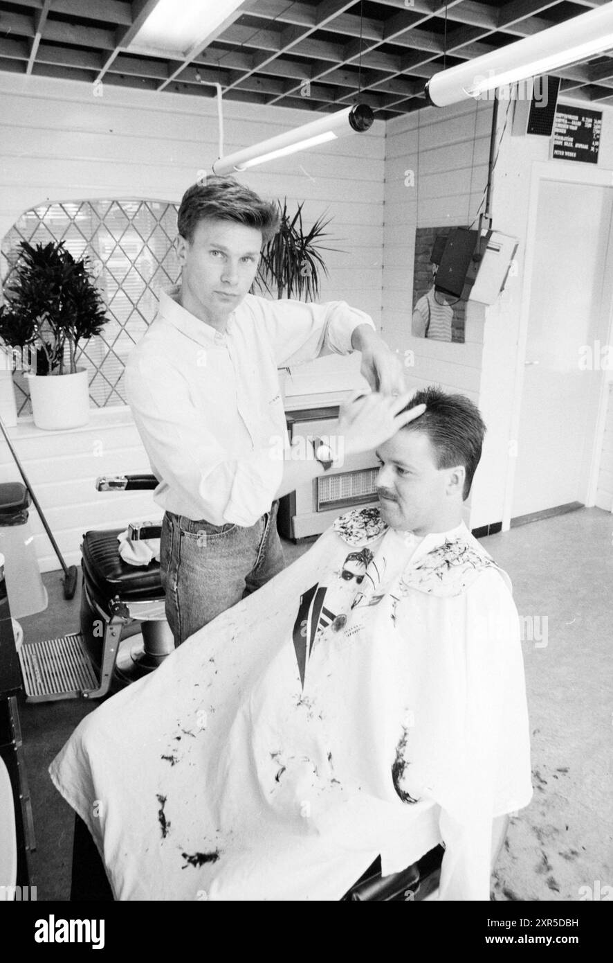 Friseur Weber, Friseure und Friseursalons, 02-08-1989, Whizgle Dutch News: Historische Bilder zugeschnitten auf die Zukunft. Erkunden Sie die Vergangenheit der Niederlande mit modernen Perspektiven durch Bilder von niederländischen Agenturen. Verbinden der Ereignisse von gestern mit den Erkenntnissen von morgen. Begeben Sie sich auf eine zeitlose Reise mit Geschichten, die unsere Zukunft prägen. Stockfoto