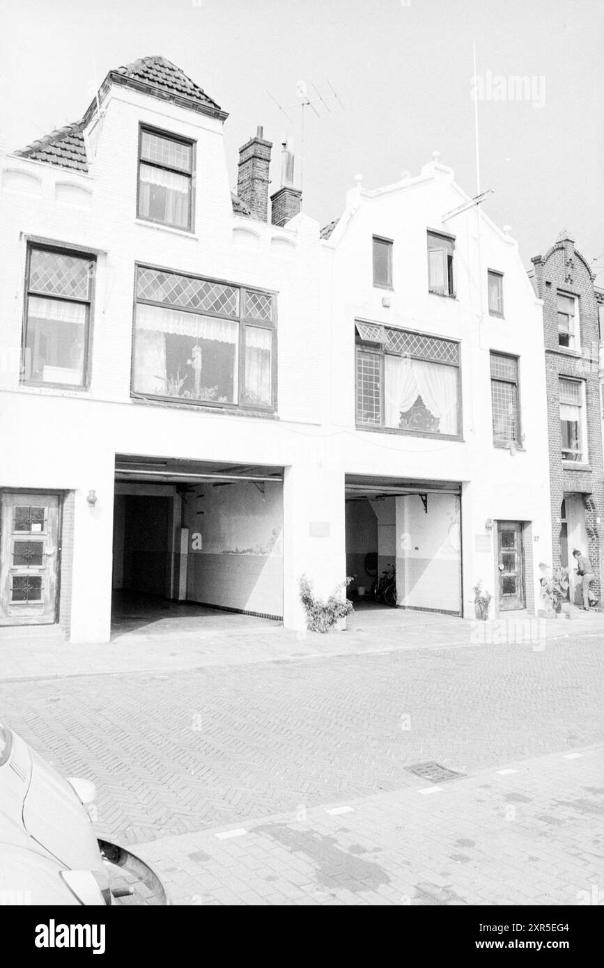 Neues + altes Gebäude Fa. Monastery House, Buildings, 23-08-1977, Whizgle Dutch News: Historische Bilder für die Zukunft. Erkunden Sie die Vergangenheit der Niederlande mit modernen Perspektiven durch Bilder von niederländischen Agenturen. Verbinden der Ereignisse von gestern mit den Erkenntnissen von morgen. Begeben Sie sich auf eine zeitlose Reise mit Geschichten, die unsere Zukunft prägen. Stockfoto