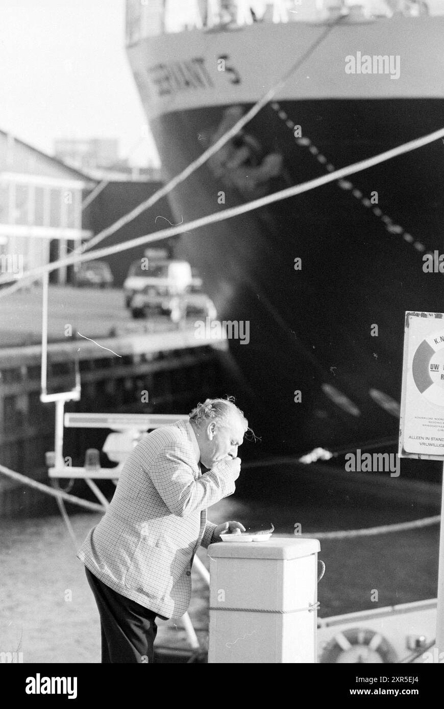 Schiff "Super Servant 5", Hafen von IJmuiden, IJmuiden, Nederland, 04-12-1990, Whizgle Dutch News: historische Bilder für die Zukunft. Erkunden Sie die Vergangenheit der Niederlande mit modernen Perspektiven durch Bilder von niederländischen Agenturen. Verbinden der Ereignisse von gestern mit den Erkenntnissen von morgen. Begeben Sie sich auf eine zeitlose Reise mit Geschichten, die unsere Zukunft prägen. Stockfoto