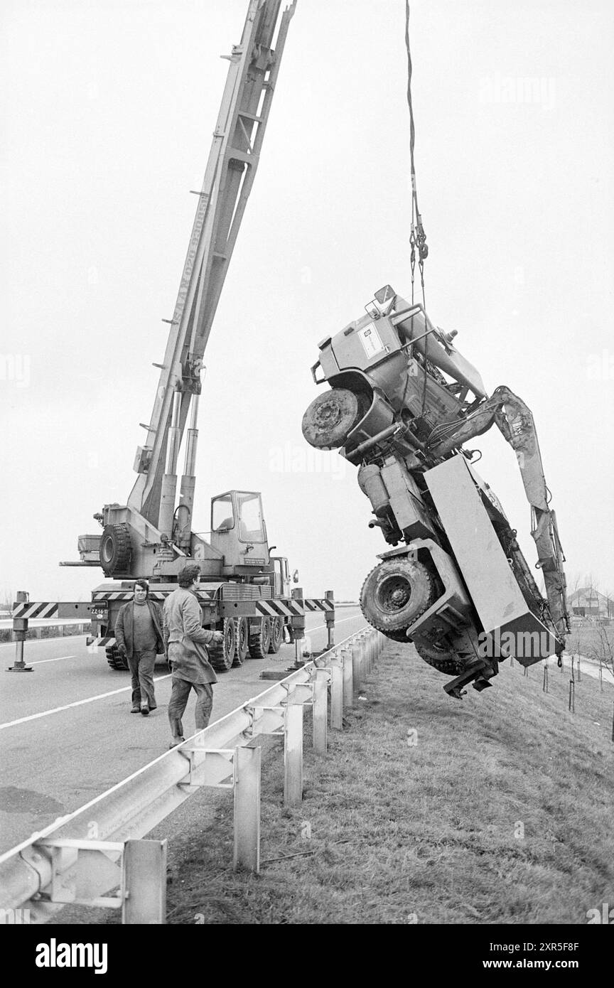 Bergung eines Lkw, der auf einer Autobahn abgestürzt ist. 00-00-1972, Whizgle Dutch News: Historische Bilder für die Zukunft. Erkunden Sie die Vergangenheit der Niederlande mit modernen Perspektiven durch Bilder von niederländischen Agenturen. Verbinden der Ereignisse von gestern mit den Erkenntnissen von morgen. Begeben Sie sich auf eine zeitlose Reise mit Geschichten, die unsere Zukunft prägen. Stockfoto