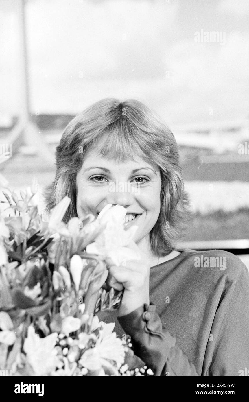 Ankunft der Tulpenkönigin, Schiphol, Blumen und Blumenmädchen, Schiphol, 28-03-1981, Whizgle Dutch News: Historische Bilder zugeschnitten auf die Zukunft. Erkunden Sie die Vergangenheit der Niederlande mit modernen Perspektiven durch Bilder von niederländischen Agenturen. Verbinden der Ereignisse von gestern mit den Erkenntnissen von morgen. Begeben Sie sich auf eine zeitlose Reise mit Geschichten, die unsere Zukunft prägen. Stockfoto