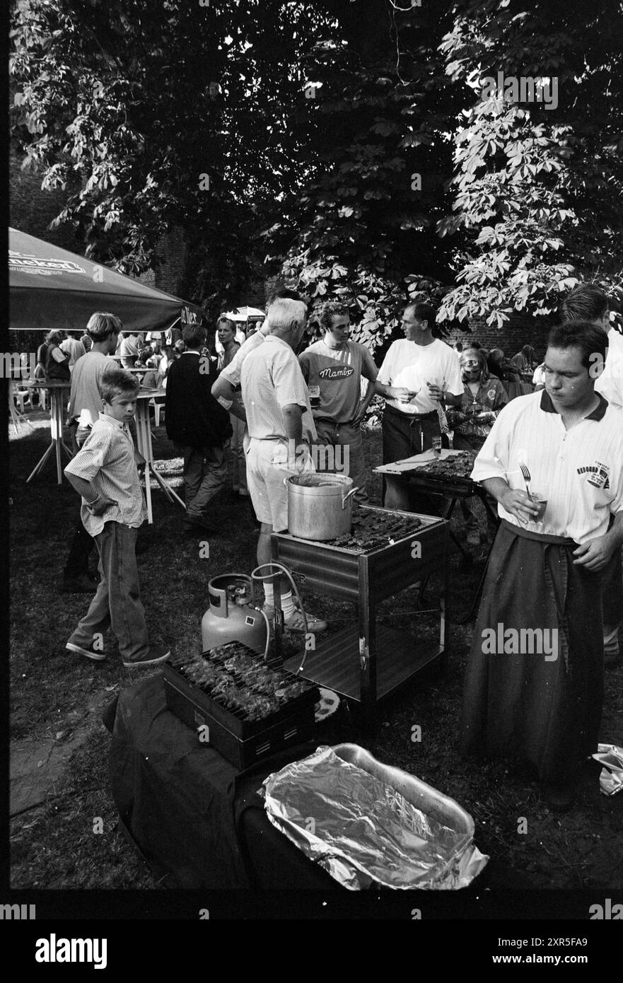 BBQ, 25 Jahre Tennis [Barbecue], 02-07-1993, Whizgle Dutch News: Historische Bilder für die Zukunft. Erkunden Sie die Vergangenheit der Niederlande mit modernen Perspektiven durch Bilder von niederländischen Agenturen. Verbinden der Ereignisse von gestern mit den Erkenntnissen von morgen. Begeben Sie sich auf eine zeitlose Reise mit Geschichten, die unsere Zukunft prägen. Stockfoto