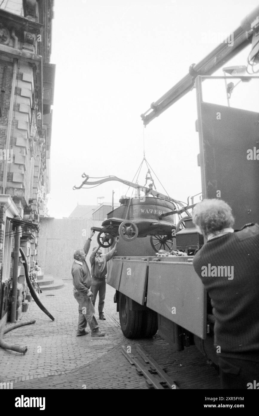 Entladen alter Feuerwehrfahrzeuge, Haarlem, Grote Markt, Niederlande, 27-05-1991, Whizgle Dutch News: historische Bilder für die Zukunft. Erkunden Sie die Vergangenheit der Niederlande mit modernen Perspektiven durch Bilder von niederländischen Agenturen. Verbinden der Ereignisse von gestern mit den Erkenntnissen von morgen. Begeben Sie sich auf eine zeitlose Reise mit Geschichten, die unsere Zukunft prägen. Stockfoto