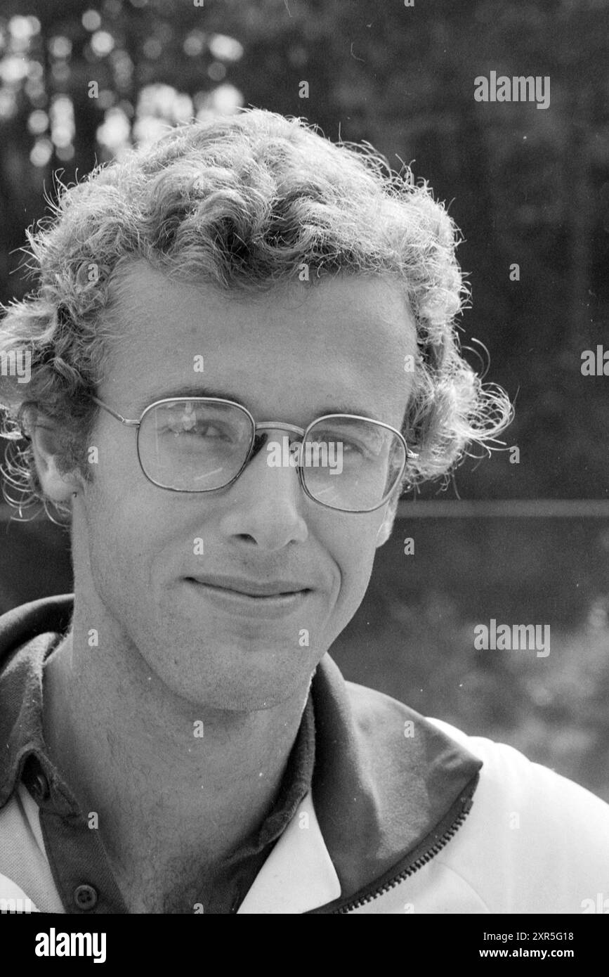 Porträt-Tennisspieler, 17-08-1979, Whizgle Dutch News: Historical Images Tailored for the Future. Erkunden Sie die Vergangenheit der Niederlande mit modernen Perspektiven durch Bilder von niederländischen Agenturen. Verbinden der Ereignisse von gestern mit den Erkenntnissen von morgen. Begeben Sie sich auf eine zeitlose Reise mit Geschichten, die unsere Zukunft prägen. Stockfoto