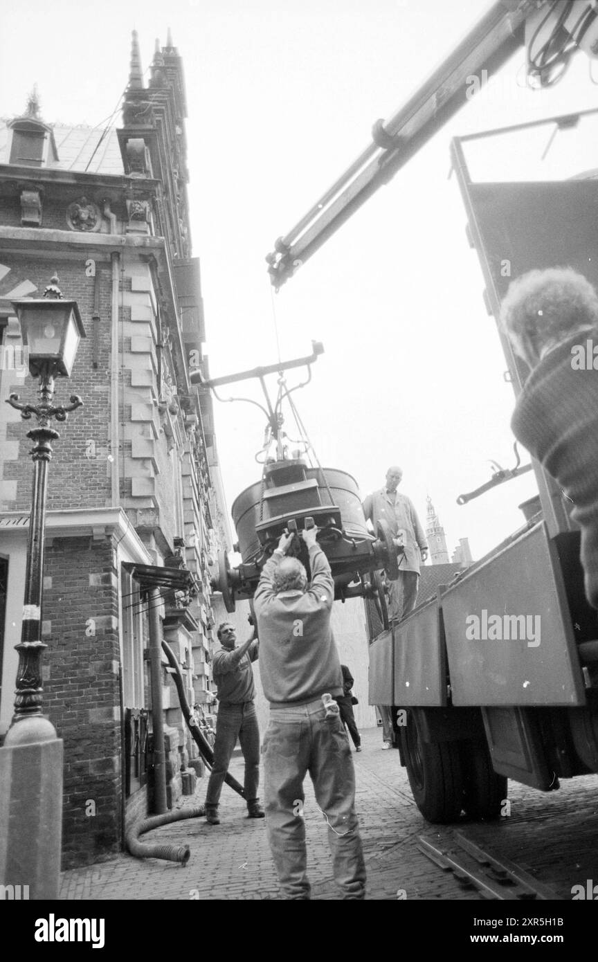 Entladen alter Feuerwehrfahrzeuge, Haarlem, Grote Markt, Niederlande, 27-05-1991, Whizgle Dutch News: historische Bilder für die Zukunft. Erkunden Sie die Vergangenheit der Niederlande mit modernen Perspektiven durch Bilder von niederländischen Agenturen. Verbinden der Ereignisse von gestern mit den Erkenntnissen von morgen. Begeben Sie sich auf eine zeitlose Reise mit Geschichten, die unsere Zukunft prägen. Stockfoto