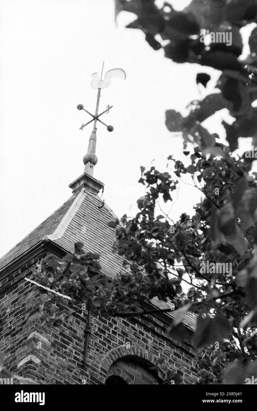 Sundial Engelmunduskerk Velsen, Zonnen, Velsen-Zuid, Kerkplein, 02-08-1989, Whizgle Dutch News: historische Bilder für die Zukunft. Erkunden Sie die Vergangenheit der Niederlande mit modernen Perspektiven durch Bilder von niederländischen Agenturen. Verbinden der Ereignisse von gestern mit den Erkenntnissen von morgen. Begeben Sie sich auf eine zeitlose Reise mit Geschichten, die unsere Zukunft prägen. Stockfoto